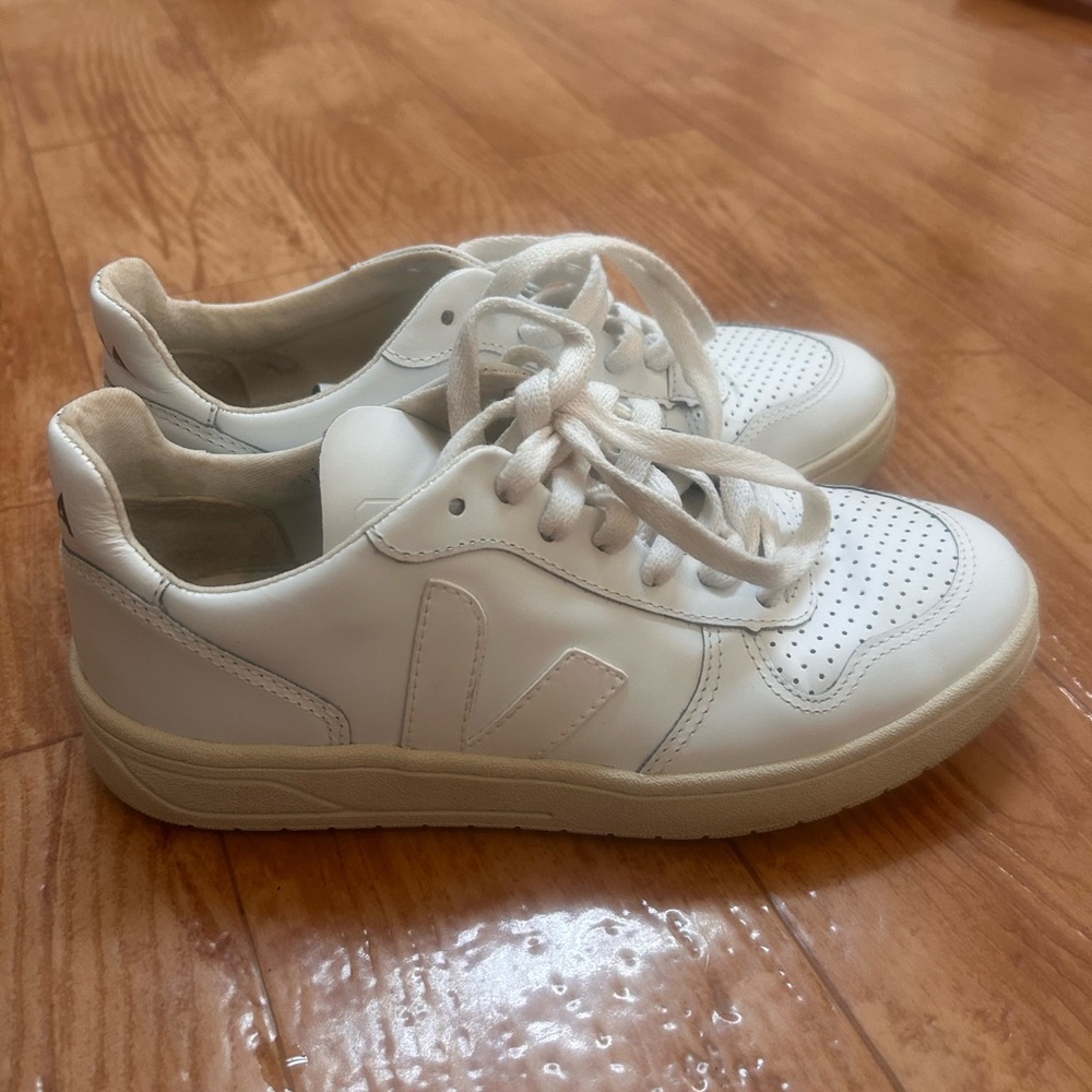 Veja V10 Womens Leather Sneakers Size 5 White Casual Minimalist Trainer Walking